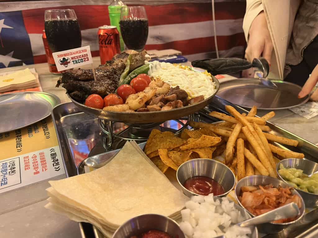 미국 시카고 냄새 그득한 멕시카고 타코23 홍대상수점, 손님이 없어 전세낸 듯 식사를 즐겼다