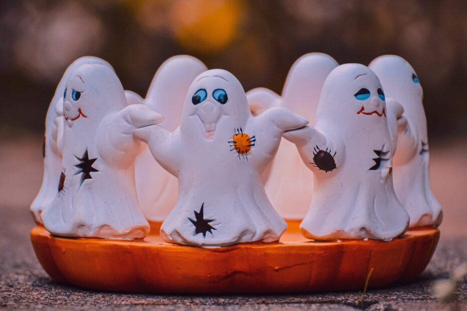 Adorable ceramic ghost figurines in Halloween theme, perfect for festive decoration.